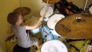 niño de 5 años toca back in black  ACDC