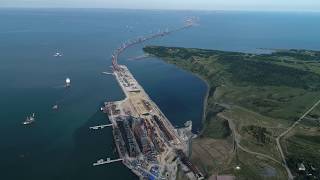 Крымский мост со стороны Крыма, арка моста. Аэросъемка квадрокоптером 4к 60fps