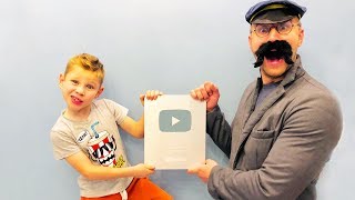 Странный Почтальон принес Серебряную Кнопку Youtube и не Отдает ее Что придумали Дети Лев и Глеб?