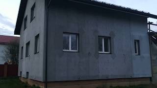Дом в базовом армирующем слое простоял так два года, сейчас продолжение работ окраска