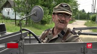 На Львівщині чоловік до найменших деталей відтворює ретро авто