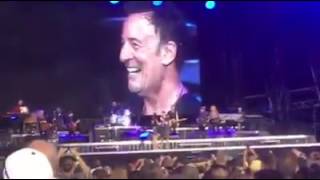 Onstage marriage proposal at Bruce Springsteen MetLife concert