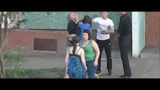 Разборка во дворе. Сопляки опять что-то не поделили)