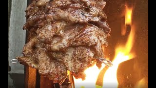 Гирос на веревке. Мясо на вертикальном вертеле. (4K)