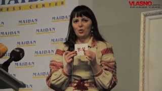 22.01.2015. Вишивальниця Оксана Бойко здійснює магічний обряд закривання вишитої карти України