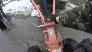 Мотоблок Zubr буксует груженный по снегу и грязи (6,5 лс)