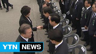 [영상] '악수 패싱' 없었다...김정숙 여사·황교안 대표 악수 / YTN