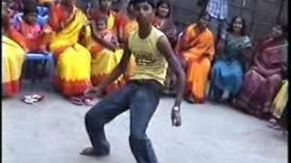 সুন্নতে খাৎনার অনুষ্ঠানে নাচতে গিয়ে, কি করলো দেখুন।
