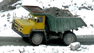 Груженый БелАЗ-7522 едет в гору