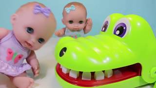 Куклы Пупсики Играют в игру КрокоДантист: Мистер Зубастик Зырики ТВ