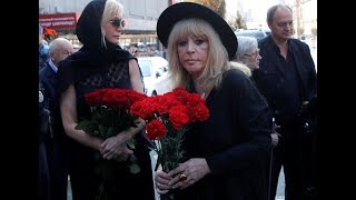 Пугачева удивила своим поведением на церемонии прощания с Кобзоном. Мало кто ожидал, что придет