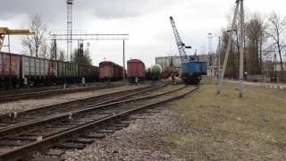 Железнодорожный кран КДЭ 161-1912 работает на станции Псков-Товарный.