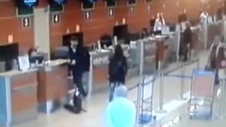 Голый мужик в аэропрту шереметьево