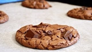 Шоколадное печенье с кусочками шоколада