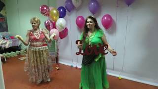 Иоганна Васильевна и Галина Васильевна танцуют индийский танец в стиле Болливуд