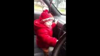 девочке год,а она уже знает как надо...ржака.