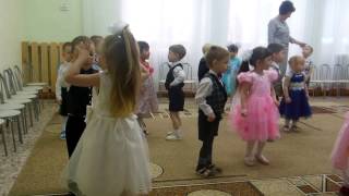 Парный танец "У меня, у тебя звонкие ладошки" в младшей группе