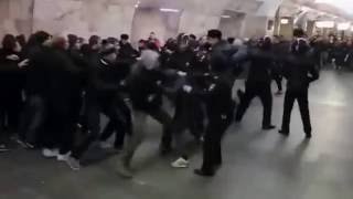 Драка на станции метро Новокузнецкая в Москве между фанатами  Спартак   ЦСКА