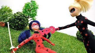 Видео с куклами - Дуэль Ледибаг и Антибаг - Суперкот помогает