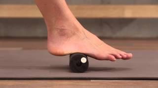 Fuß Reha: Stimmulation der Fußmuskel mit der Black Roll Mini