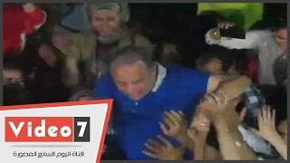 أشرف زكى على الأعناق بعد فوزه بمنصب نقيب المهن التمثيلية بـ994 صوتا