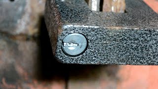 Как вытащить сломанный ключ из замочной скважины навесного замка