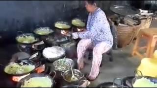 Vietnam Woman make 10 pans pancake simultaneously. It's amazing!