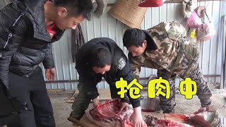 东北大龙：粉丝朋友要买肉，大龙急忙去下手，这砍肉过程太搞笑