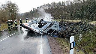Rettungswagen explodiert während Einsatzfahrt - schwerer Unfall