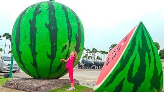 Milusik Lanusik plays with Giant Fruit