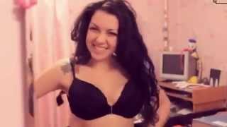 Проиграла спор, показала грудь 4-го размера