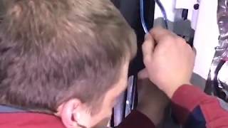 Протяжка акустических проводов в дверь Skoda Rapid