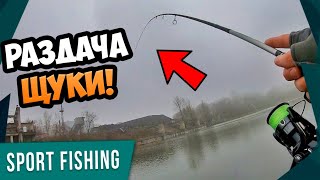 ЗИМНИЙ СПИННИНГ! ЭТА ПРИМАНКА ПРОСТО КОСИТ РЫБУ! Ловля Щуки и Окуня на Микроджиг!