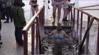 Женщины купаются в проруби на Крещение, в  2019 году