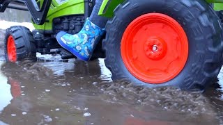 BaBy застрял в ГРЯЗИ.FUNNY BABY Big Truck stuck in the mud.Ride On POWER WHEEL