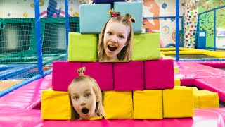 Диана и Ева Играют Цветными Кубикам | Diana and Eva Play with colored Cubes