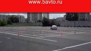В ГАИ. Девушка сдает экзамен в ГИБДД