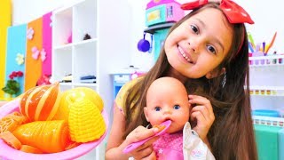 Oyuncak bebek ile pazara gidip çorba yapıyoruz. Kız oyunları. Bebek bakma çocuk videosu