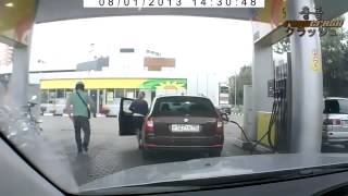 Супер прикол с русской дороги. Дураков везде хватает ))