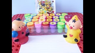 Bumba en Bumbalu spelen met de stempels. Kleurtjes en letters leren.
