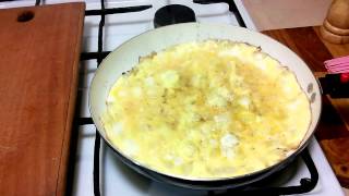 Яичница-болтунья с луком и колбасой