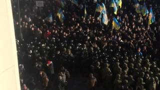 Митингующие у Рады аграрии провели перформанс со свиньей в труне