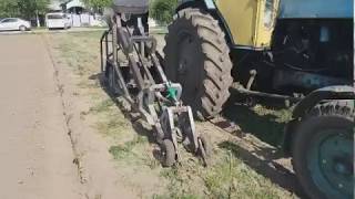 Испытание комбайна для уборки чеснока.