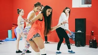 Танцевальный аттракцион в YaMotion. Vogue by Crystal. B.Ames - Walk