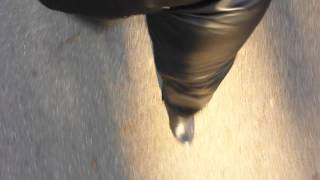 Walk in Leder und High Heels, Man in High Heels
