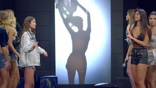 Striptease: Modelo se estica para tirar a roupa