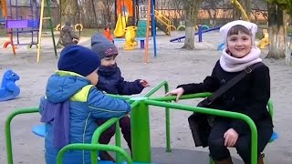 Детская ПЛОЩАДКА. Маричка КАТАЕТСЯ на детских качелях. ОЖИДАНИЕ и РЕАЛЬНОСТЬ. Видео для детей.