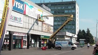 Автогидроподъёмник. Автовышка с люлькой в работе.