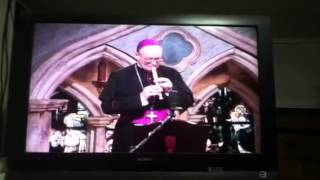 Mons. Demetrio toca una melodía con la flauta dulce en EWTN