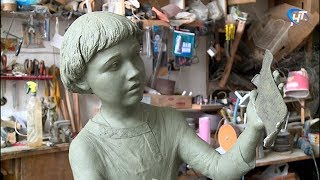 Памятник первой найденной берестяной грамоте займёт своё место в августе
